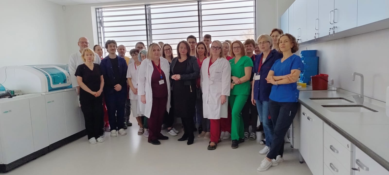 Prezes Krajowej Rady Diagnostów Laboratoryjnych Monika Pintal-Ślimak złożyła dziś wizytę w Szpitalu Uniwersyteckim w Krakowie. Wizyta odbyła się na zaproszenie dr Barbary Maziarz, uznanego diagnosty laboratoryjnego, od lat pracującego na rzecz diagnostów laboratoryjnych i samorządu zawodowego.