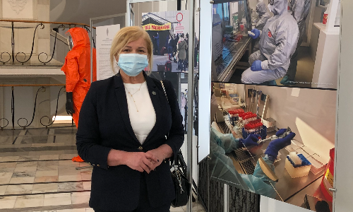 W Senacie została otwarta dziś (13.04.21) wystawa dokumentująca walkę polskich medyków z pandemią koronawirusa, na której znalazły się także zdjęcia ukazujące wkład diagnostów laboratoryjnych. Krajowa Izba Diagnostów Laboratoryjnych jest jednym z partnerów tej  wystawy.