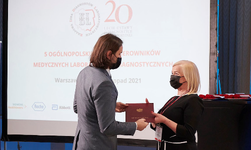 "Dzisiejsze wydarzenie - V Forum Kierowników Medycznych Laboratoriów Diagnostycznych: MEDYCYNA LABORATORYJNA - TERAŹNIEJSZOŚĆ I PRZYSZŁOŚĆ - XX-LECIE USTAWY O DIAGNOSTYCE LABORATORYJNEJ jest okazją do podziękowania Państwu za intensywną działalność na rzecz środowiska zawodowego diagnostów laboratoryjnych, a także za zaangażowanie w walkę z pandemią Covid-19. (...)" - fragment listu ministra zdrowia Adama Niedzielskiego.